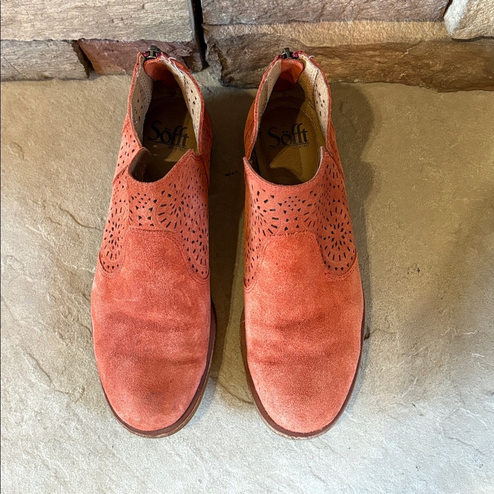 Sofft sz 7.5 burnt orange suede booties with cut out details - Picture 11 of 11